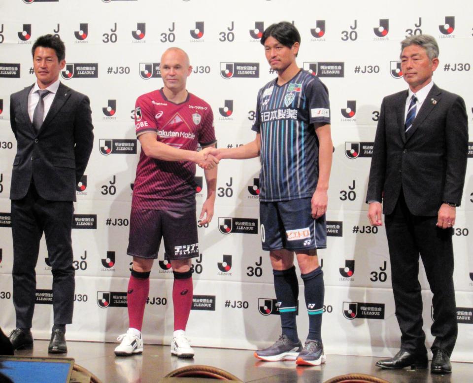 　開幕カード会見に参加した（左から）神戸・吉田監督、イニエスタ、福岡・城後、長谷部監督