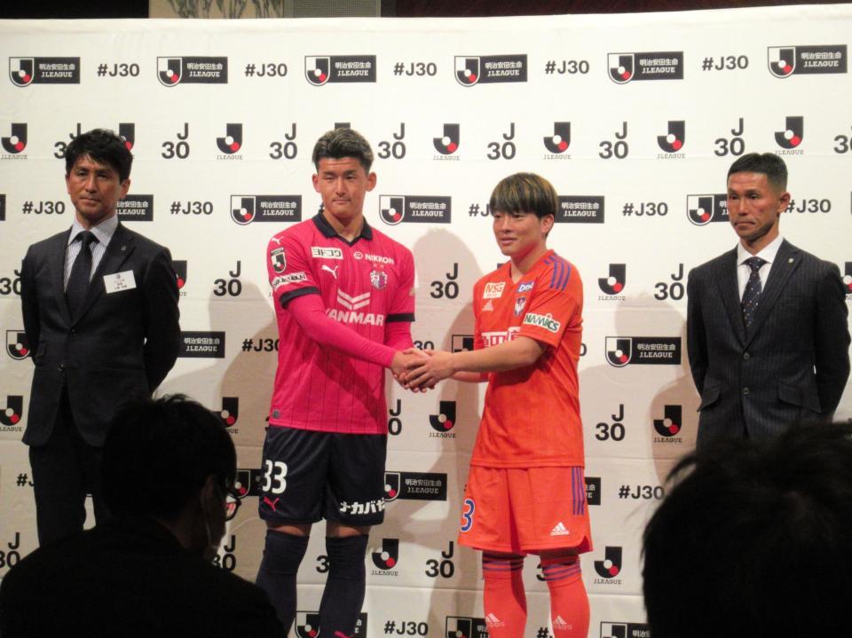 　開幕カードに出席した（左から）Ｃ大阪・小菊監督、西尾、新潟・高木、松橋監督