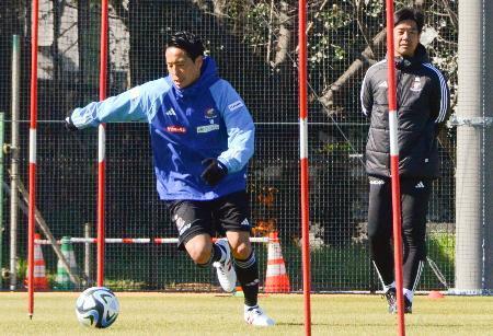 　開幕に向け最終調整する横浜Ｍの水沼（左）＝神奈川県横須賀市