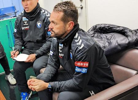 　練習後、取材に応じるＧ大阪・ポヤトス監督