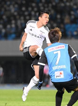 　前半、先制のゴールを決める横浜Ｍ・西村拓真（撮影・堀内翔）