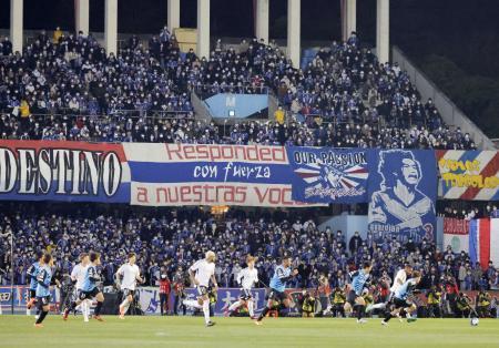 　サッカーＪリーグの３０周年となるシーズンが開幕し、Ｊ１川崎-横浜Ｍ戦に多くのサポーターが詰めかけた＝１７日、川崎市等々力陸上競技場