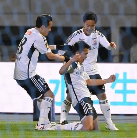 　前半、先制のゴールを決めて祝福される横浜Ｍ・西村拓真（中央右下）＝撮影・堀内翔