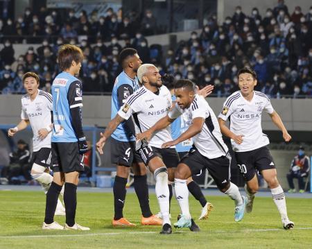 　川崎-横浜Ｍ　前半、チーム２点目のゴールを決め、駆け出す横浜Ｍのエウベル（右から２人目）＝等々力