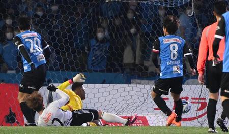 　後半、ゴールを決める川崎・橘田健人（８番）＝撮影・堀内翔