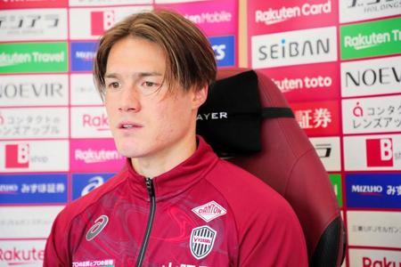 　オンライン取材に応じる酒井高徳　©ＶＩＳＳＥＬ　ＫＯＢＥ