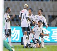 　前半、先制のゴールを決めて祝福される横浜Ｍ・西村拓真（中央右下）＝撮影・堀内翔