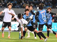 　前半、シュートを決める横浜Ｍ・エウベル（中央）＝撮影・堀内翔