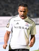 　前半、ゴールを決めて喜ぶ横浜Ｍ・エウベル（撮影・堀内翔） 