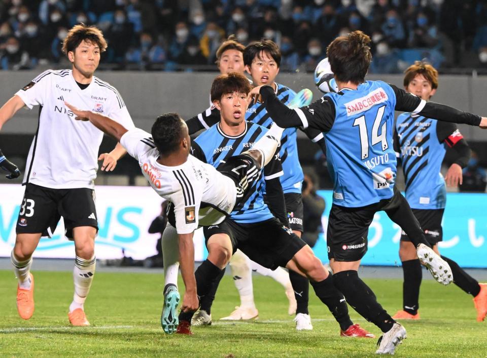 　前半、シュートを決める横浜Ｍ・エウベル（中央）＝撮影・堀内翔