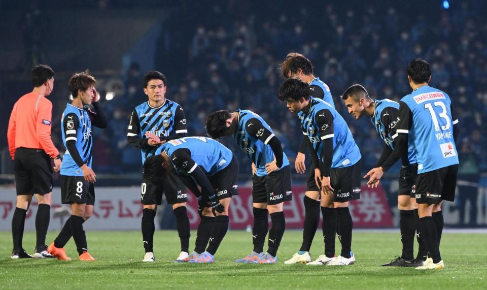 　開幕戦で横浜Ｍに敗れて肩を落とす川崎イレブン（撮影・堀内翔）