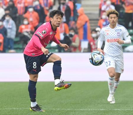 　後半、前線にパスを出すＣ大阪・香川真司（撮影・高部洋祐）