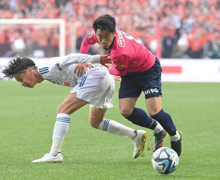　後半、相手を抜き去り攻め込むＣ大阪・香川真司（右）＝撮影・高部洋祐