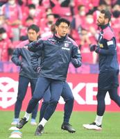 　試合前、ウオーミングアップする香川真司（撮影・高部洋祐）