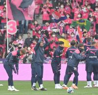 　試合前、ピッチに登場し、サポーターにあいさつする香川真司（左から２人目）＝撮影・高部洋祐