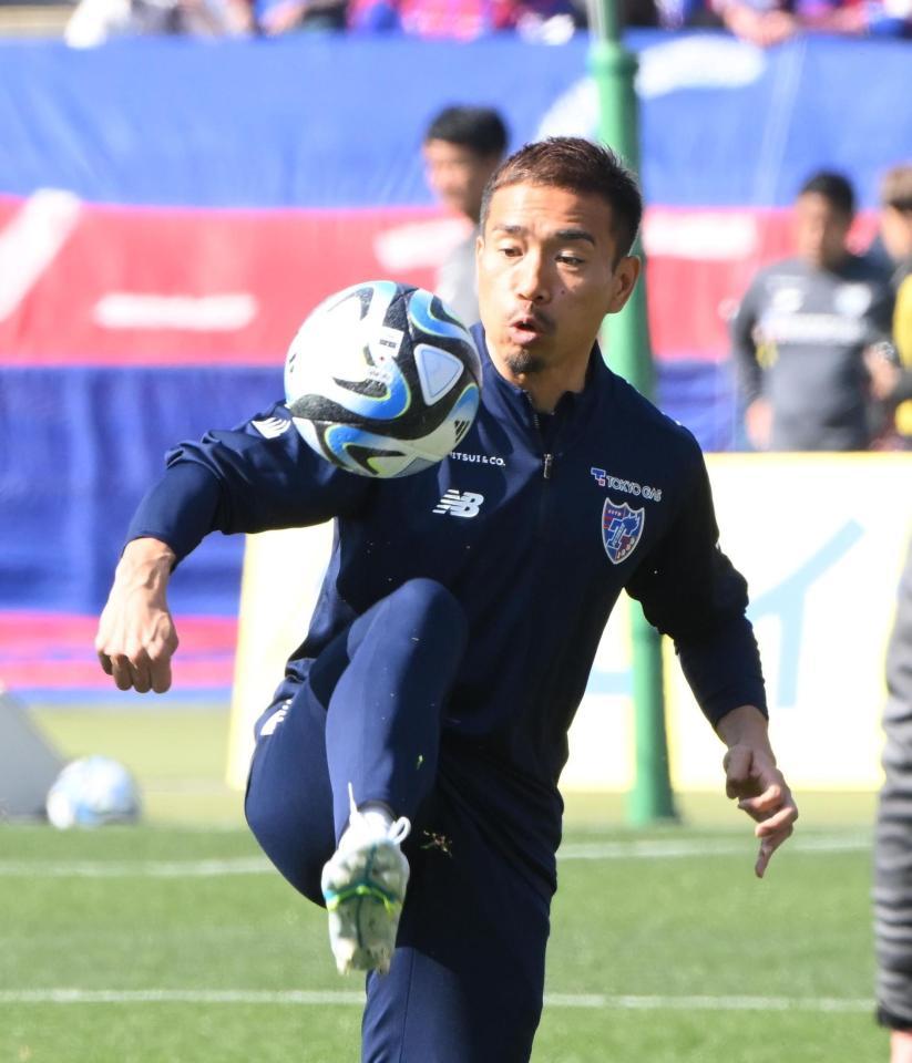 　準備運動をするＦＣ東京・長友佑都（撮影・堀内翔）