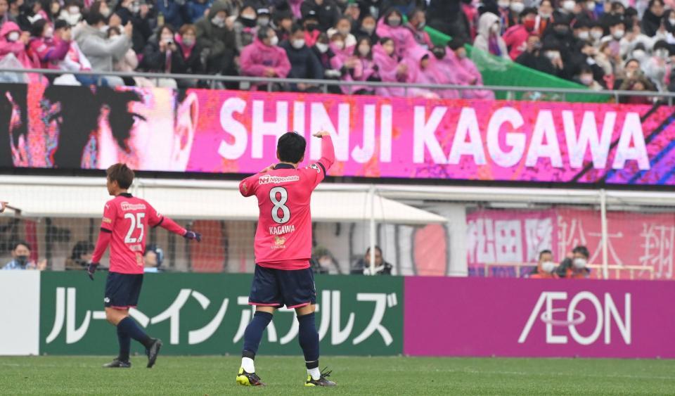 　後半、途中出場し「８」番を背に仲間に指示を出すＣ大阪・香川真司（撮影・高部洋祐）