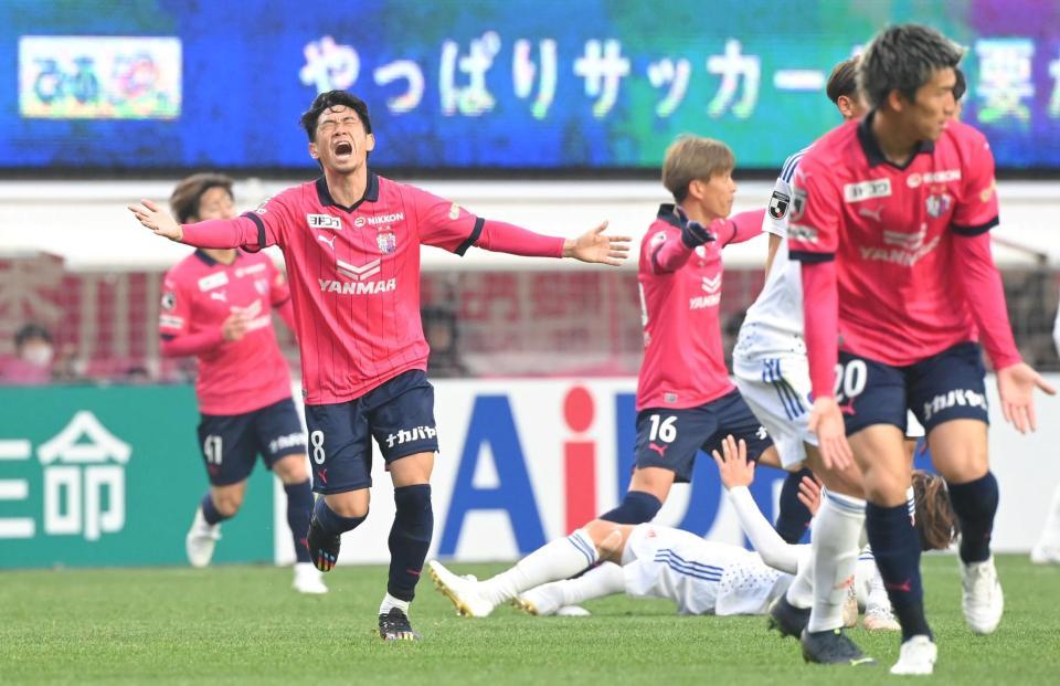 　後半、主審の判定に声を上げるＣ大阪・香川真司（左手前）＝撮影・高部洋祐