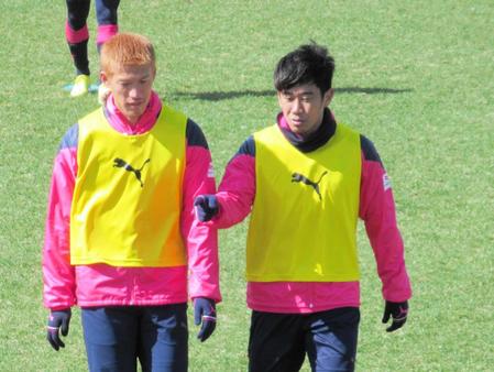 　練習中、加藤（左）と話すＣ大阪・香川