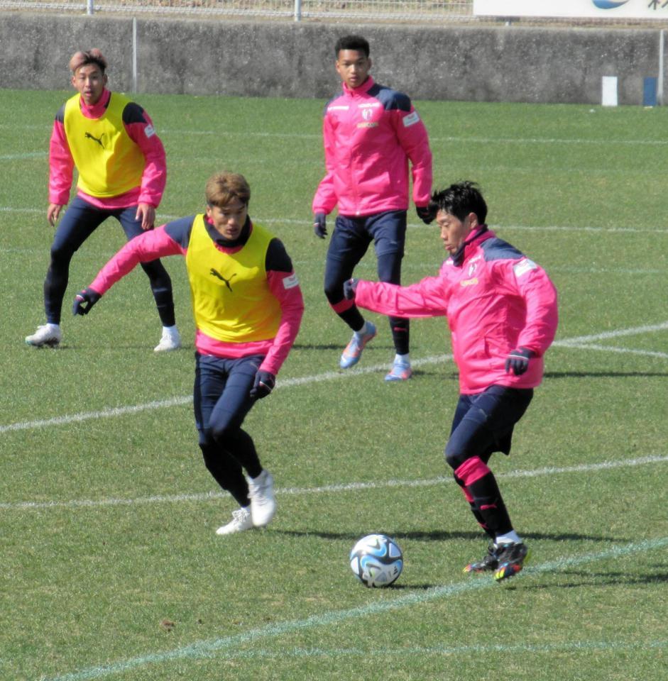 　試合形式の練習で軽快な動きを見せる香川（右）