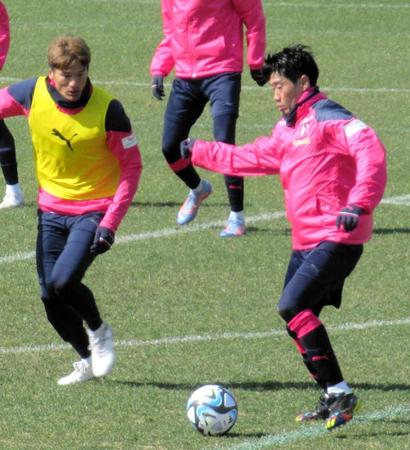 　試合形式の練習で軽快な動きを見せるＣ大阪・香川