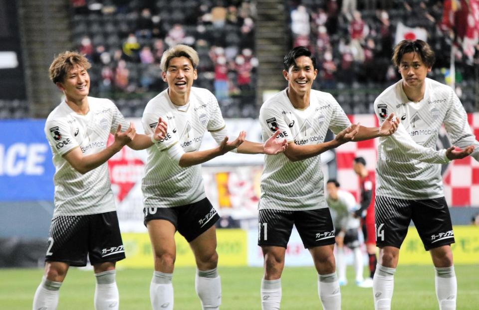 　前半、先制ゴールを決め、ゆりかごダンスを披露するＦＷ大迫（左から２人目）ら神戸イレブン