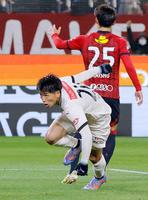 　後半、同点ゴールを決めた川崎・山田（手前）