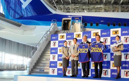 　メジャーパートナー契約に合意した日本サッカー協会（ＪＦＡ）の田嶋会長（中央左）とＡＮＡ・井上社長