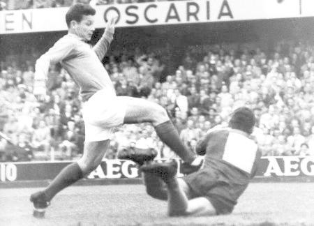 　１９５８年Ｗ杯スウェーデン大会、準決勝のブラジル戦で相手ゴール前に迫るフランスのジュスト・フォンテーヌさん（ＡＰ＝共同）