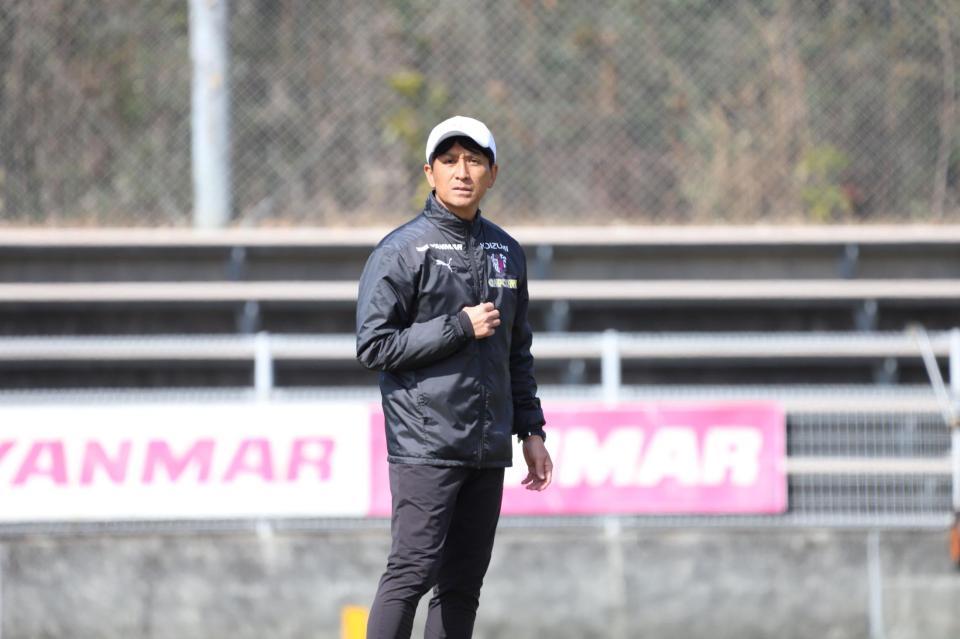 　練習を見守るＣ大阪・小菊昭雄監督（セレッソ大阪提供）