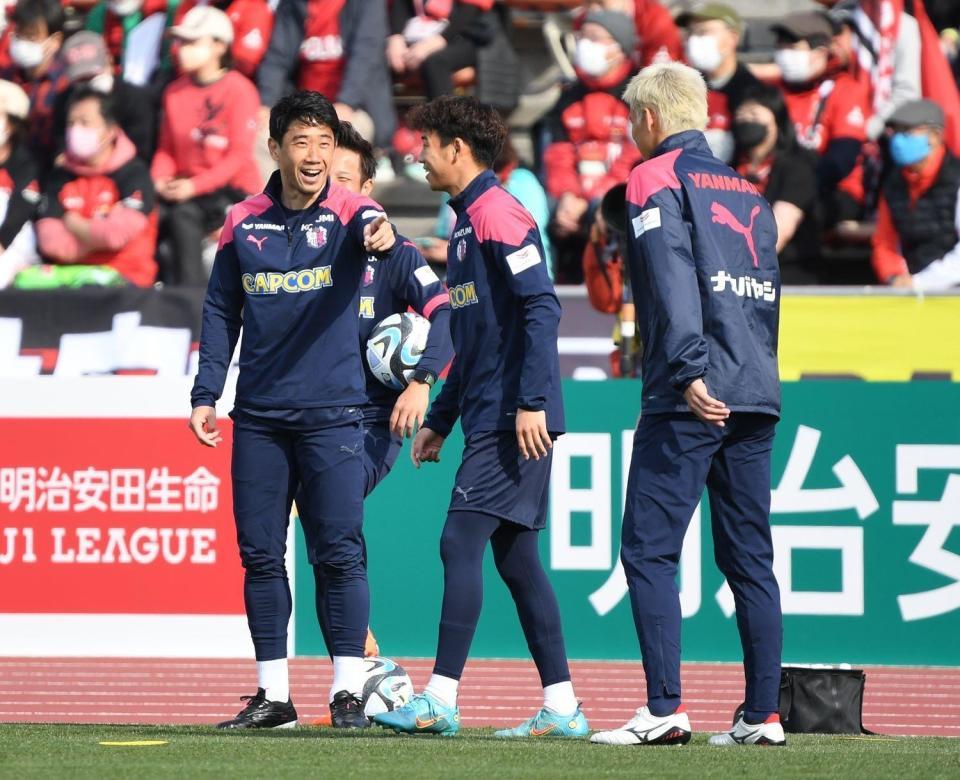 　試合前練習で笑顔を見せるＣ大阪・香川（左）＝撮影・棚橋慶太