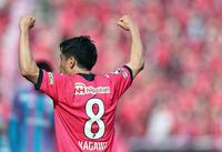 前半、Ｊ１復帰後初ゴールを決め、ガッツポーズするＣ大阪・香川＝ヨドコウ