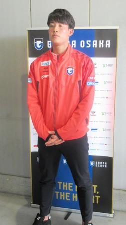 　日本代表に選ばれ取材に応じるＧ大阪・谷