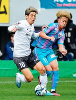 　前半、競り合う神戸・大迫（左）と鳥栖・中野