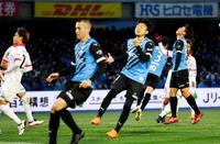 　後半、ゴールが決まらず悔しがる川崎・宮代（右端）
