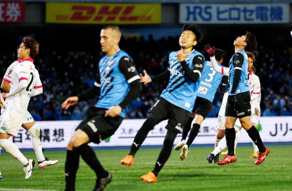 　後半、ゴールが決まらず悔しがる川崎・宮代（右端）