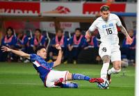 　前半、ディフェンスする菅原由勢（撮影・金田祐二）