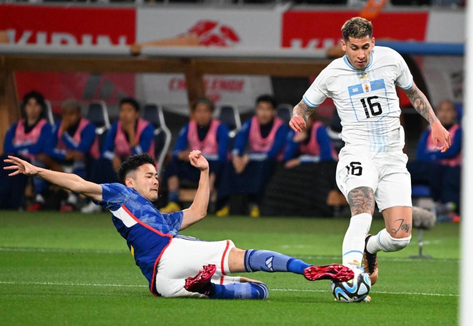 　前半、ディフェンスする菅原由勢（撮影・金田祐二）