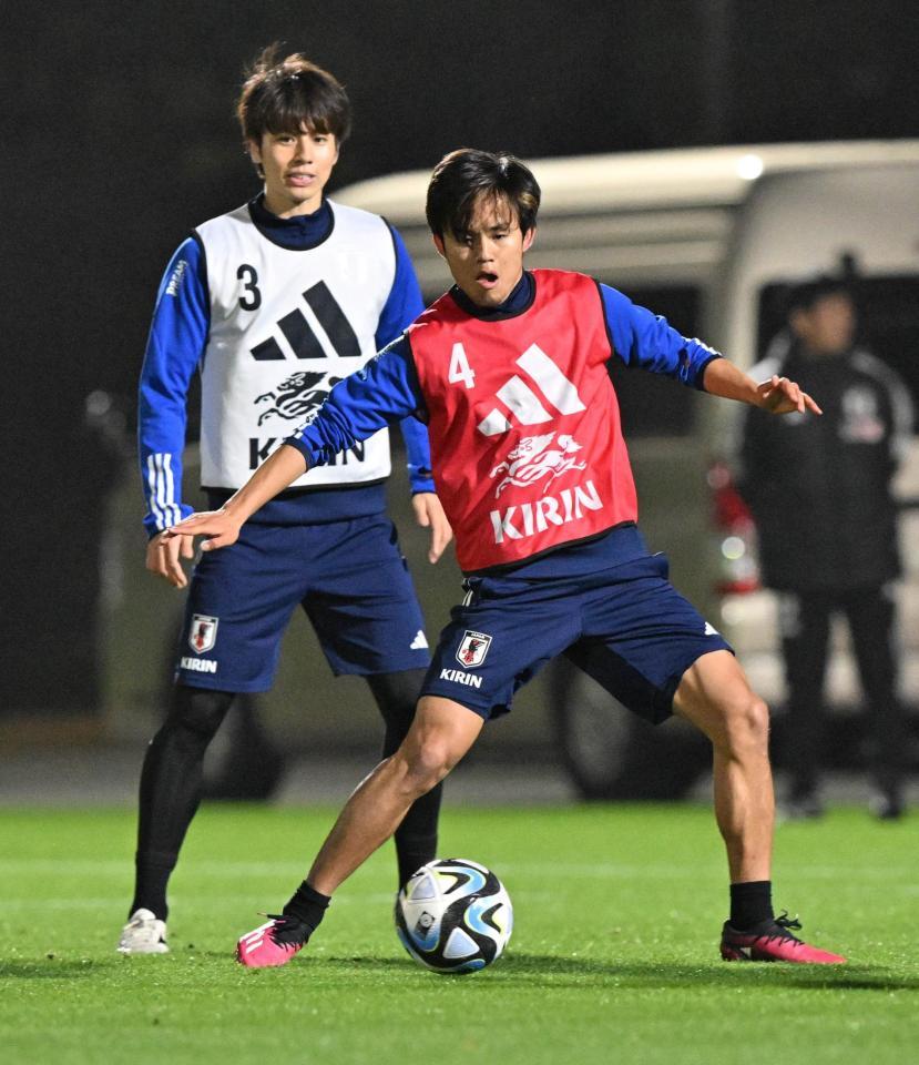 　コロンビア戦に向けて調整する久保建英（右）と田中碧