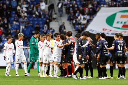 　１－１で引き分け、健闘をたたえ合うＧ大阪（右側）とＣ大阪の両イレブン