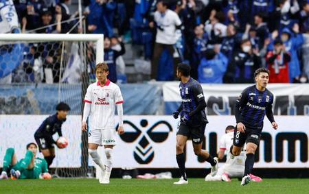　試合終了間際、同点ゴールを決め駆け出すＧ大阪・食野（右端）