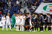 　１－１で引き分け、健闘をたたえ合うＧ大阪（右側）とＣ大阪の両イレブン