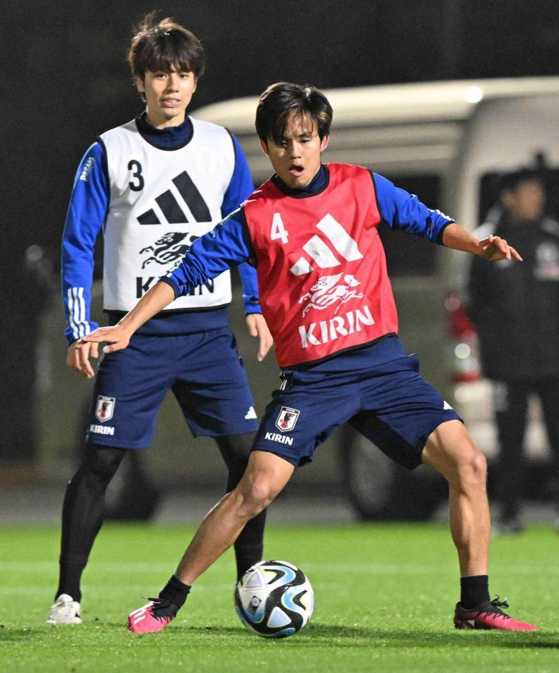 　コロンビア戦に向けて調整する久保（右）と田中