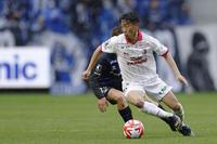 　前半、競り合う香川＝パナスタ