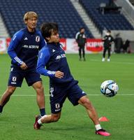 　コロンビア戦に向け調整する日本代表・久保建英（右）＝撮影・山口登