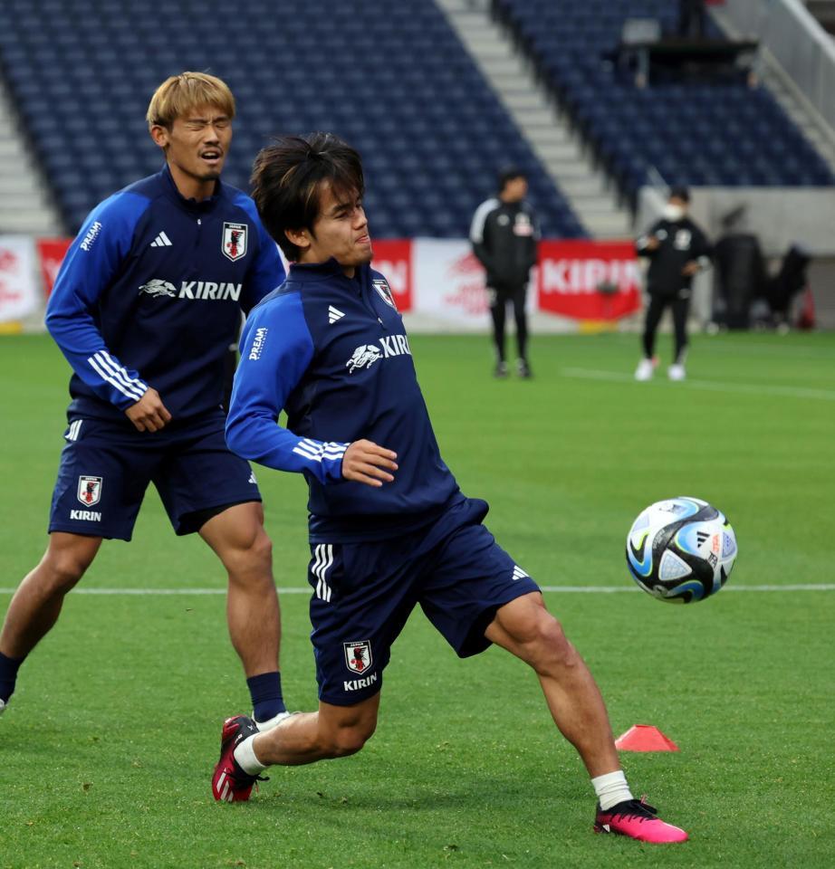 　コロンビア戦に向け調整する日本代表・久保建英（右）＝撮影・山口登