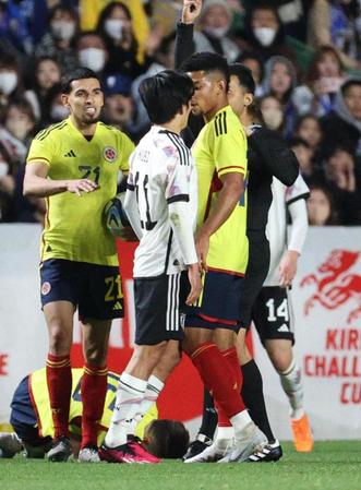 　後半、コロンビアの選手に詰め寄る久保