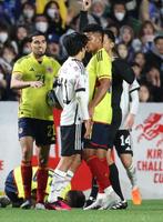 　後半、コロンビアの選手に詰め寄る久保