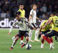 　後半、途中出場した日本代表・久保建英（左）＝撮影・山口登