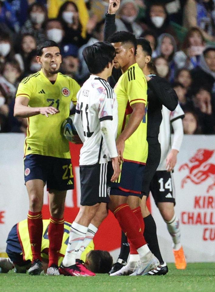 　後半、コロンビアの選手に詰め寄る久保